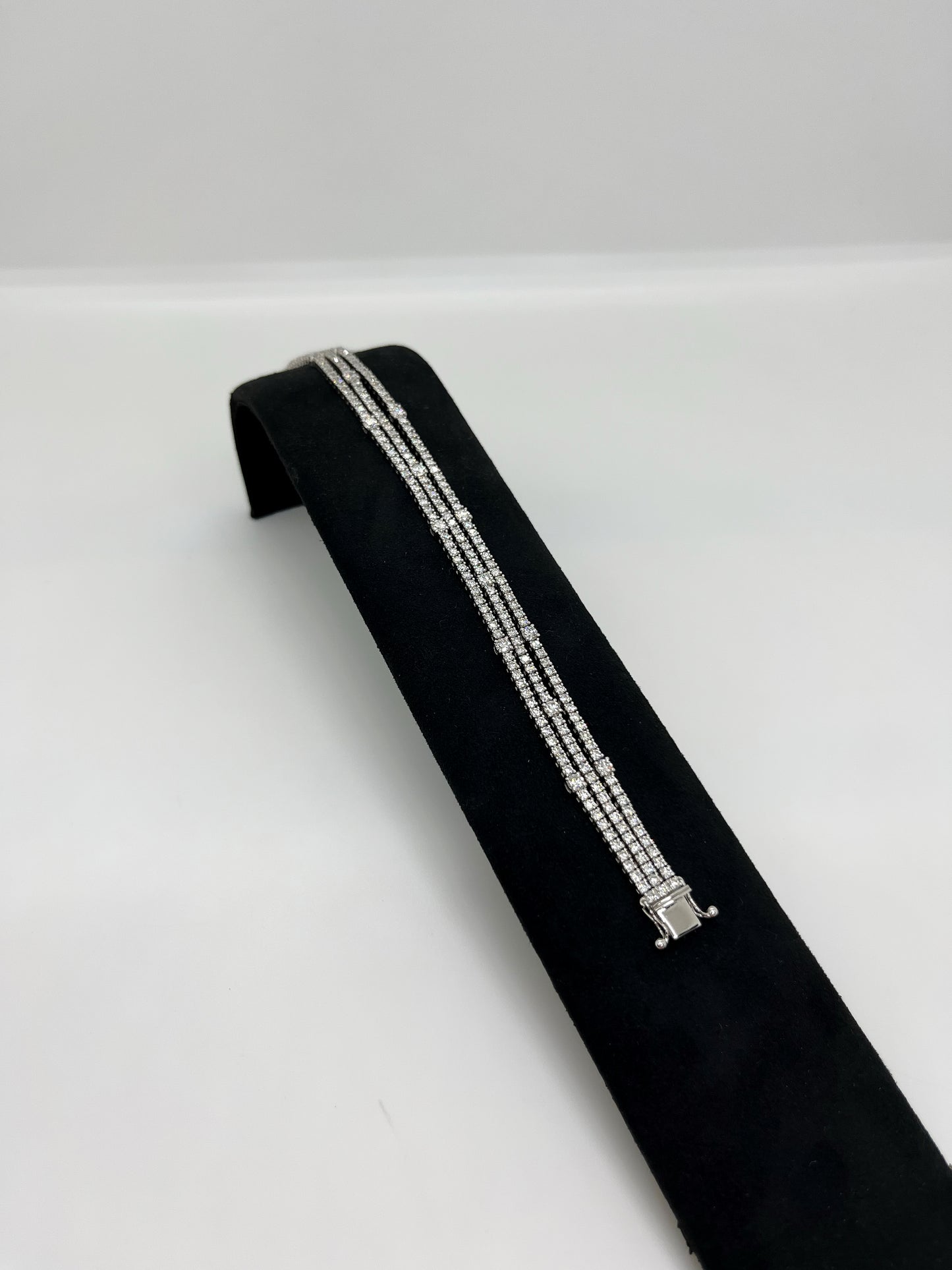 ROMANCE DIAMOND BRACELET - 7.56CTW